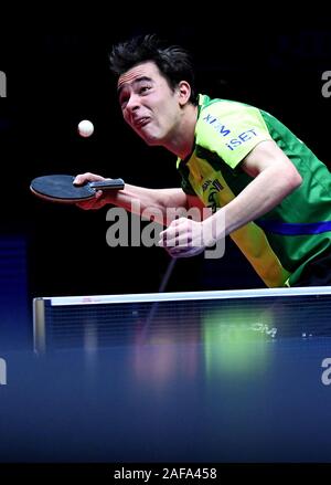 Zhengzhou, Provinz Henan in China. 14 Dez, 2019. Hugo Calderano von Brasilien dient während der Männer singles Viertelfinalegleichen gegen Hugo Calderano von Brasilien 2019 ITTF World Tour Grand Finals in Zhengzhou, der Central China Provinz Henan, Dez. 14, 2019. Credit: Li Ein/Xinhua/Alamy leben Nachrichten Stockfoto