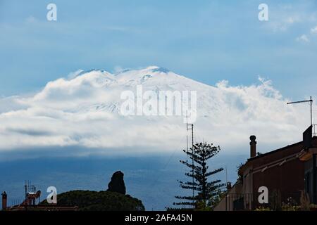 Schneebedeckter Vulkan Ätna während ungewöhnlich kalten Frühling, Taormina, Sizilien Stockfoto