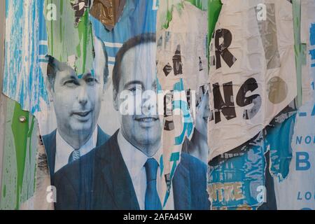 Zerrissene politische Poster an der Wand in Paris Stockfoto