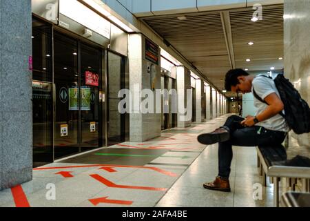 Singapur-15 Oct 2019: Menschen wartet MRT-Zug auf der Plattform Stockfoto