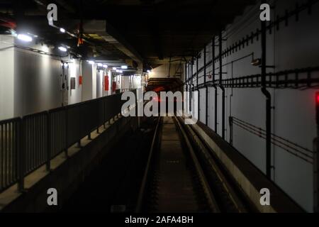 Blick auf den Korridor in die U-Bahn U Stockfoto