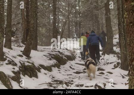 Nach route, Wandern. Alpen Abenteuer Reisen Richtung Konzept. Wanderweg im Winter auf die Berge. Stockfoto