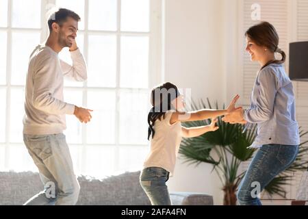 Mit verbundenen Augen Tochter und Eltern spielen Verstecken und zu Hause suchen Stockfoto