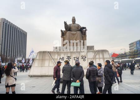 Seoul, Südkorea - 30. November 2019: Hunderte von Menschen im März aus Protest gegen die Moon Jae-in der Verwaltung. Stockfoto
