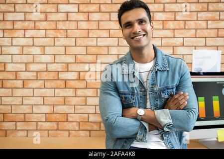 Portrait Junge Asiatische indische Geschäftsmann in modernen Büro an Kamera suchen Stockfoto