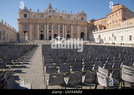Tausende von Plastikstühlen in St. Peter's Square, bevor die Päpste wöchentliche Adresse. Rom Stockfoto
