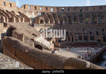 Der Innenraum des Kolosseum oder Kolosseum in Rom, die aktuelle Restaurierung und Renovierung Stockfoto