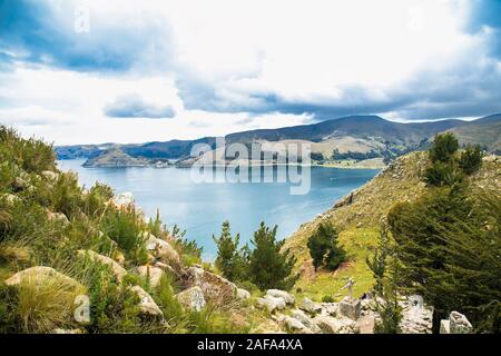 Panoramablick auf die Bucht von Copacabana am Titicaca See vom Gipfel des Monte Calvario (3966 m) zu den wichtigsten Reiseziel in Bolivien. Stockfoto