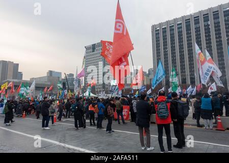 Seoul, Südkorea - 30. November 2019: Hunderte von Menschen im März aus Protest gegen die Moon Jae-in der Verwaltung. Stockfoto