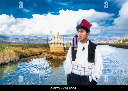 Taquile, Peru - Jan 5, 2019: Nicht identifizierte Junge im traditionellen Outfit für die Insel Taquile. Peru. Stockfoto