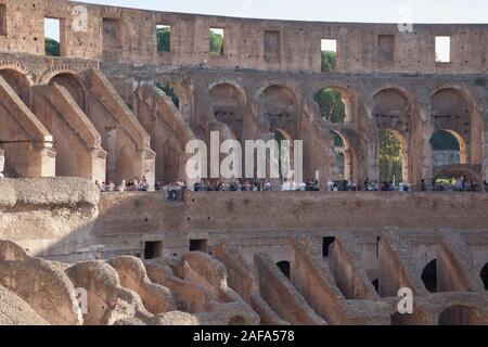 Besucher innerhalb des Rings Wandkonstruktion des Kolosseum oder Kolosseum in Rom Stockfoto