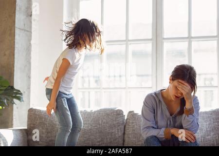 Mutter Problem mit lauten freche Tochter umgekippt Stockfoto