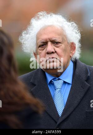 Herr Desai - Jagdishchandra Meghnad Desai, Baron Desai St. Clement Danes. Wirtschaftswissenschaftler und Arbeit Peer, auf College Green interviewt, Westminster das m Stockfoto