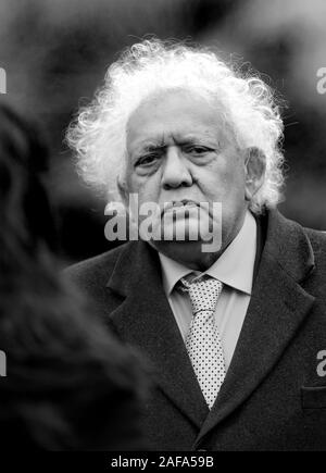 Herr Desai - Jagdishchandra Meghnad Desai, Baron Desai St. Clement Danes. Wirtschaftswissenschaftler und Arbeit Peer, auf College Green interviewt, Westminster das m Stockfoto