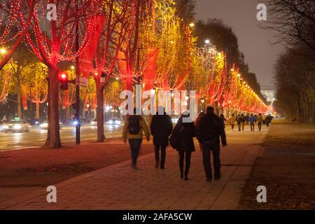 Weihnachtsbeleuchtung auf den Champs-Elysées in Paris. Stockfoto