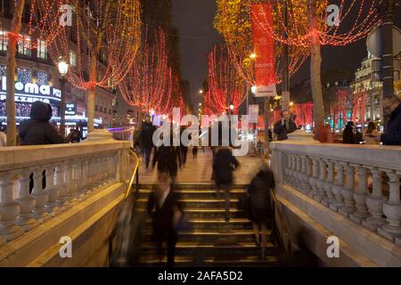 Weihnachtsbeleuchtung auf den Champs-Elysées in Paris. Stockfoto