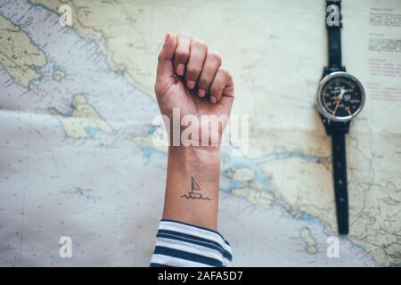 Kleines Schiff Tattoo auf weibliche sailor Knöchel Stockfoto