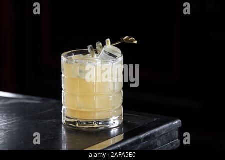 Penicillin Cocktail in einer Bar Rezeption. schwarzer Hintergrund Stockfoto