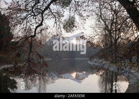 Der Bois de Boulogne ist ein großer öffentlicher Park im 16. Arrondissement von Paris Stockfoto