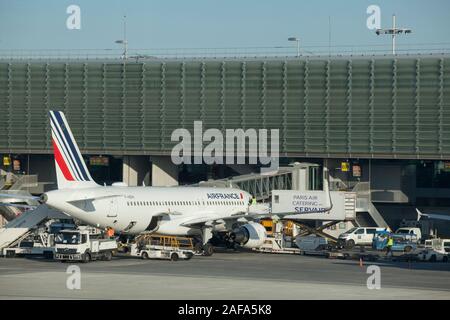 Flugzeuge sind für den Flug auf der Rollbahn am Flughafen Charles De Gaulle in Paris vorbereitet, Frankreich Stockfoto