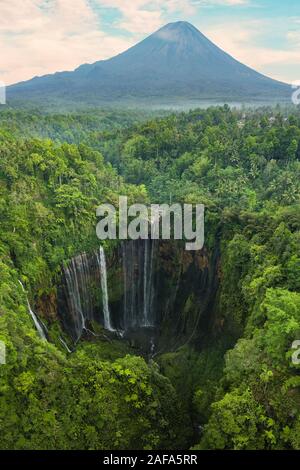 Ansicht von oben, beeindruckende Luftaufnahme des Tumpak Sewu Wasserfälle auch als Amir Chupan Sewu mit der Semeru Vulkans in der Ferne bekannt, Malang Regency, E Stockfoto