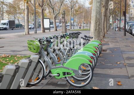 Diese Velib station am Ufer der Seine ist Teil einer groß angelegten öffentlichen Fahrrad sharing System in Paris. Stockfoto