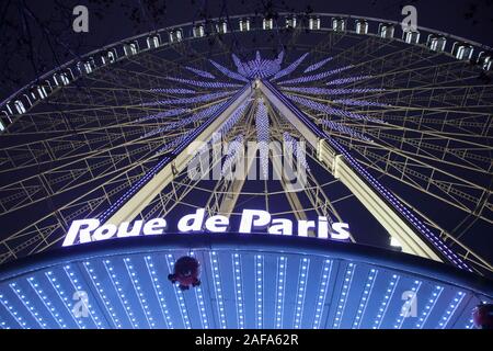 Das Riesenrad Roue de Paris ist ein Teil der weihnachtlichen Essen und Handwerkermarkt im Jardin des Tuileries in Paris, Frankreich. Stockfoto