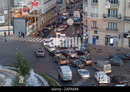 Stationäre Verkehr in einer engen Straße in Neuilly-sur-Seine, in der Stadt Paris. Stockfoto