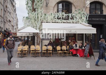 Le Paradis ist ein Restaurant und Café in der Nähe des Centre Pompidou, Paris, Frankreich Stockfoto