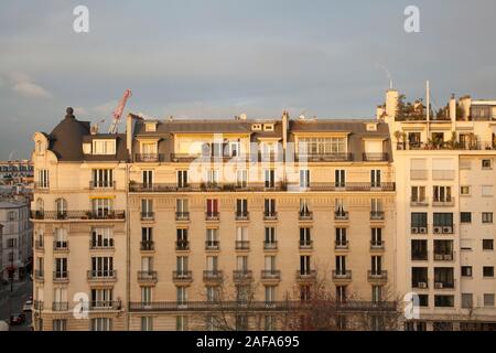 Die Fassade eines Wohnhauses in Neuilly sicher Seine, Paris. Diese Apartments sind typische Unterkunft in diesem Teil der Stadt Stockfoto