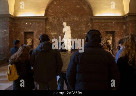 Menschenmassen rund um die berühmte Griechische Statue der Venus von Milo, im Louvre, Paris Stockfoto