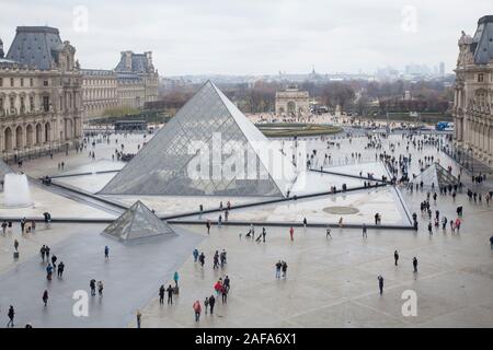 Die Glaspyramide im Innenhof des Louvre in Paris mit Blick auf den Arc de Triomphe du Carrousel Stockfoto