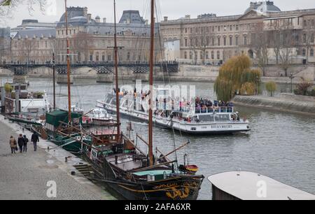 Eine Bootstour oder Kreuzfahrt auf der Seine in Paris, der Durchlauf durch Bateaux Mouches Stockfoto