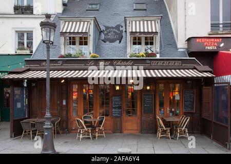 Le Petit Chatelet Restaurant ist in Saint Michel und blickt auf den Fluss Seine und Notre Dame in Paris. Stockfoto