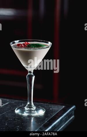 Espresso Martini Cocktail, Körner von Granatapfel und minzeblatt auf der Oberseite Stockfoto