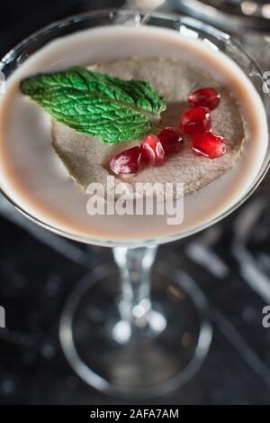 Espresso Martini Cocktail, Körner von Granatapfel und minzeblatt auf der Oberseite. Ansicht von oben Stockfoto