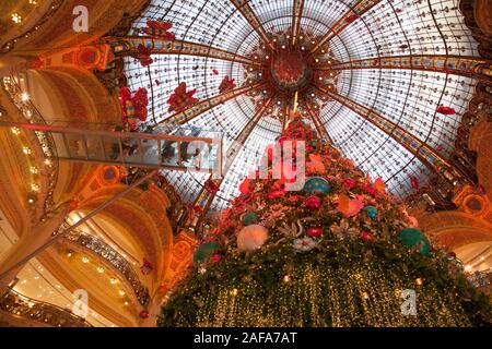 Der Weihnachtsbaum und Anzeige in den Galeries Lafayette, einem gehobenen Department Store in Paris Frankreich mit erstaunlichen Glasmalerei Dach Stockfoto