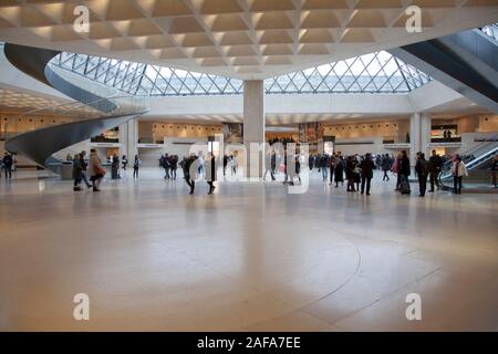 Die U-Bahn Eingang und Lobby mit dem Musée du Louvre in Paris. Hier während einer ruhigen Winter Stockfoto