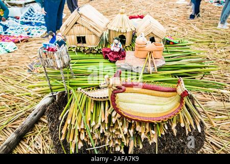 Modell der Reed Häuser auf schwimmenden Inseln der Uros, Titicacasee, Peru. Südamerika Stockfoto