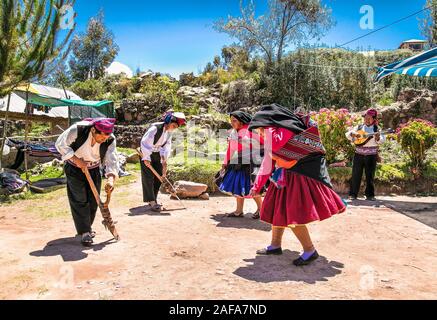 Taquile, Peru - Jan 5, 2019: Unbekannter Musiker und Tänzer in traditionellen Outfit für die Insel Taquile. Peru. Stockfoto