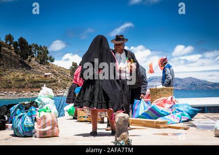 Taquile, Peru - Jan 5, 2019: Unbekannter Menschen in traditionellen Outfit für die Insel Taquile. Insel Taquile ist auf dem Titicaca See, 45 km Stockfoto