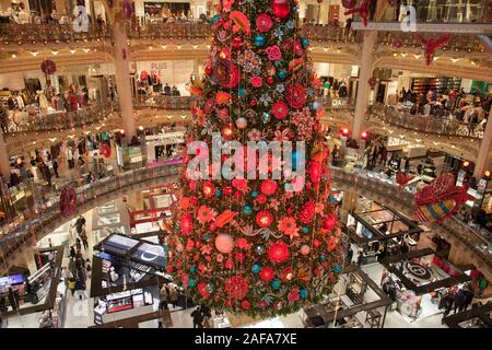 Der Weihnachtsbaum und Anzeige in den Galeries Lafayette, einem gehobenen Department Store in Paris Frankreich Stockfoto