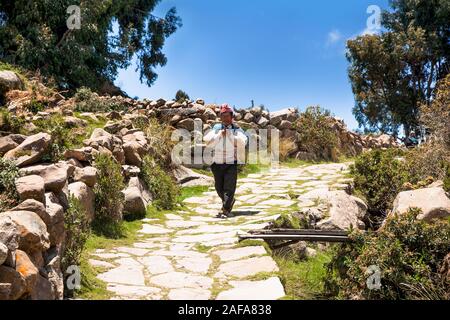 Taquile, Peru - Jan 5, 2019: Unbekannter lokaler Bewohner der Insel Taquile im traditionellen Outfit für die Insel Taquile. Peru. Stockfoto