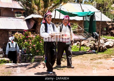 Taquile, Peru - Jan 5, 2019: Unbekannter lokaler Bewohner der Insel Taquile im traditionellen Outfit für die Insel Taquile. Peru. Stockfoto