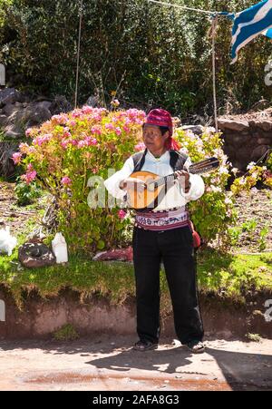 Taquile, Peru - Jan 5, 2019: Unbekannter Musiker im traditionellen Outfit für die Insel Taquile. Peru. Stockfoto