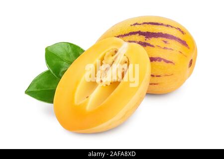 Frische Pepino Obst mit Blättern auf weißem Hintergrund. Stockfoto