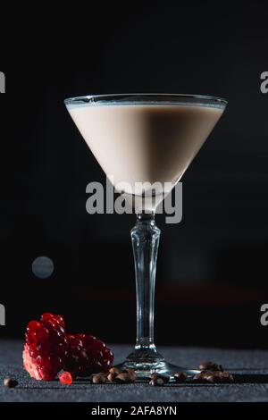 Espresso Martini Cocktail, Körner von Granatapfel und minzeblatt auf der Oberseite. Ansicht von oben Stockfoto