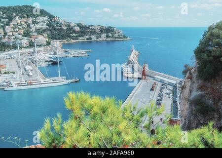 Ansicht von oben auf der Lympia Hafen in Nizza in Frankreich vom Hügel Colline du Château gesehen Stockfoto