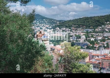 Nizza, Frankreich, 6. September 2018: Gruppe von Touristen genießen den Blick auf den Hafen in Nizza Lympia von einem Aussichtspunkt auf dem Hügel Colline du Châte gesehen Stockfoto