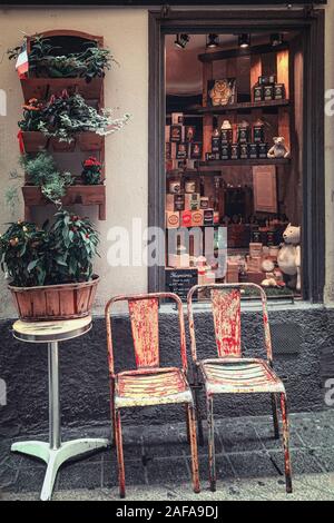Nizza, Frankreich, 6. September 2018: Zwei alte Stühle vor dem Schaufenster einer Boutique in der Altstadt von Nizza. Stockfoto